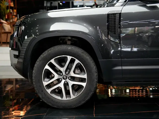 Land Rover Defender — Фото автомобиля 5