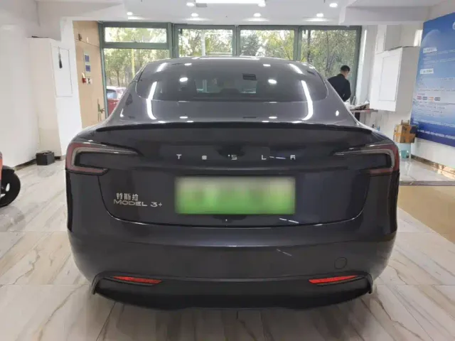 Tesla Model 3 — Фото автомобиля 5