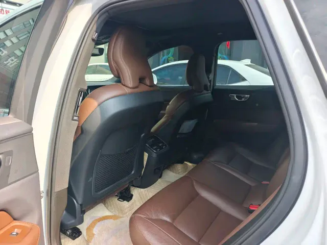 Volvo XC60 — Фото автомобиля 8