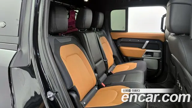 Land Rover Defender — Фото автомобиля 13