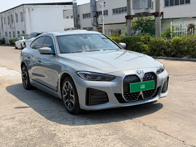 BMW i4 — Фото автомобиля 3