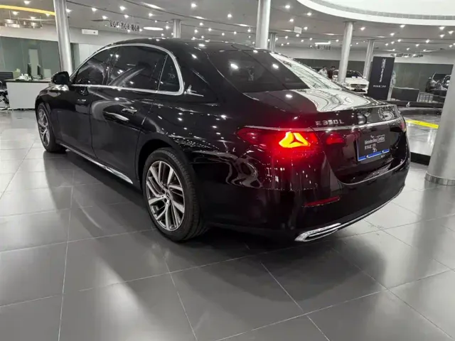 Mercedes-Benz E-Class — Фото автомобиля 3