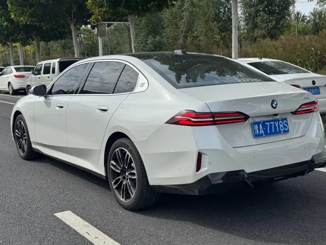 BMW 5 Series — Фото автомобиля 10