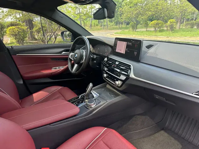BMW 5 Series — Фото автомобиля 16