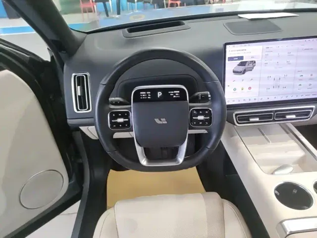 Li Auto L8 — Фото автомобиля 10