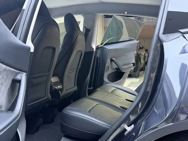 Tesla Model Y — Фото автомобиля 5