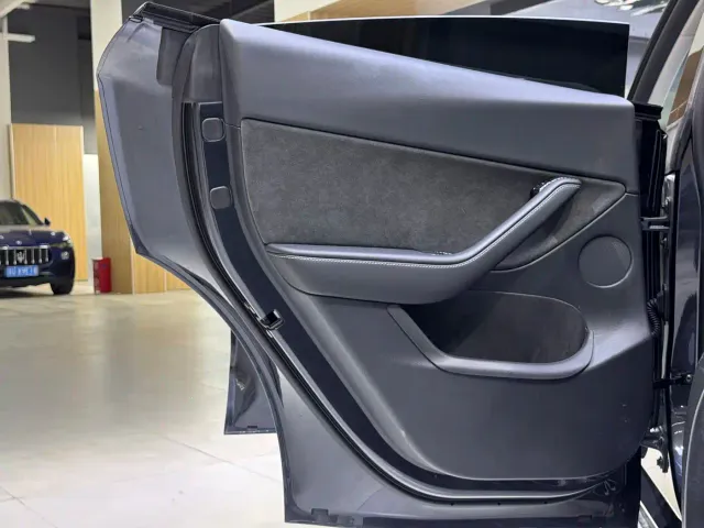 Tesla Model Y — Фото автомобиля 20