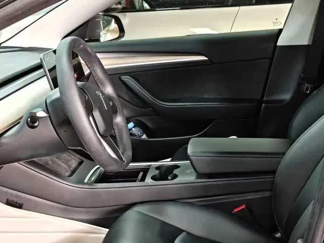 Tesla Model 3 — Фото автомобиля 13