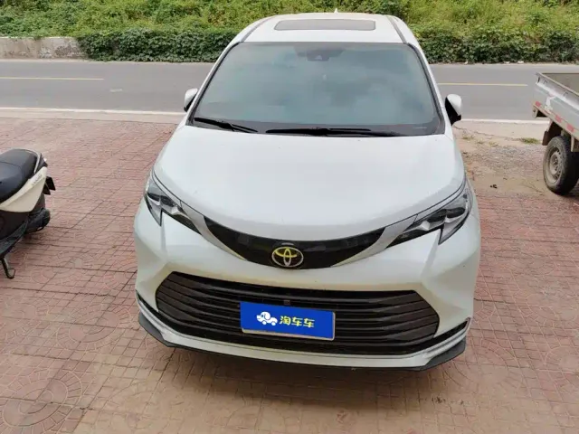 Toyota Sienna — Фото автомобиля 2