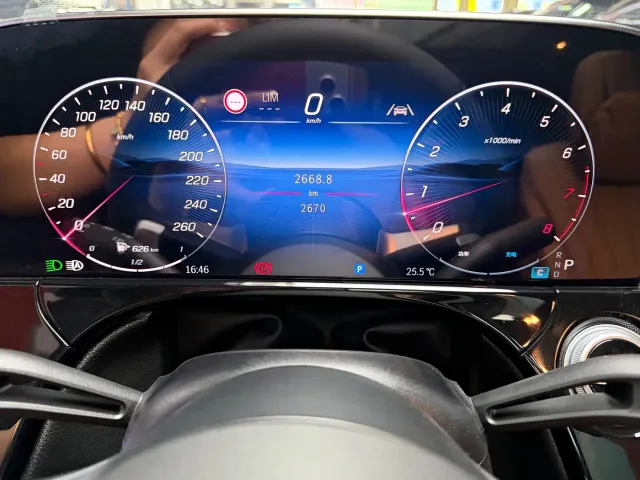 Mercedes-Benz E-Class — Фото автомобиля 12