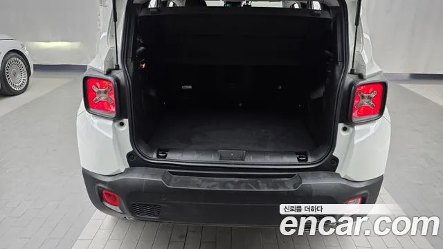 Jeep Renegade — Фото автомобиля 20