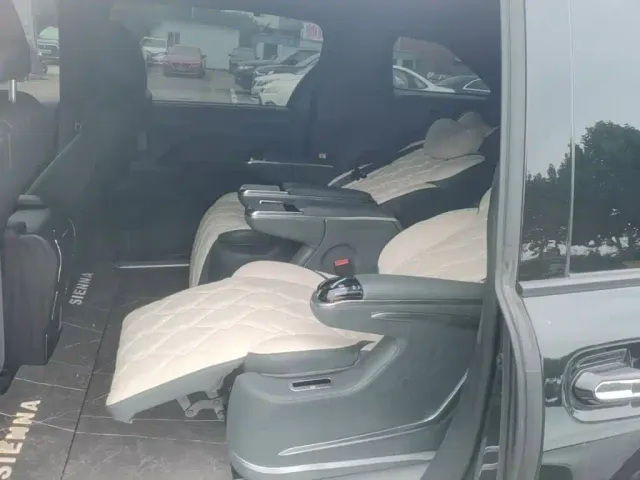 Toyota Sienna — Фото автомобиля 16