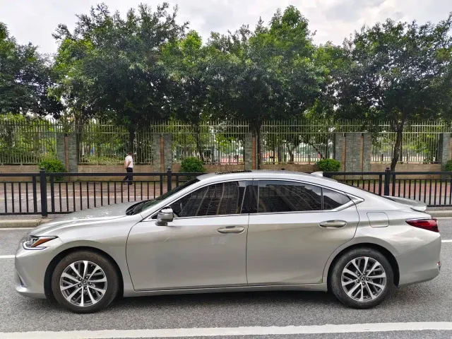 Lexus ES — Фото автомобиля 7