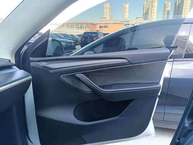 Tesla Model Y — Фото автомобиля 22