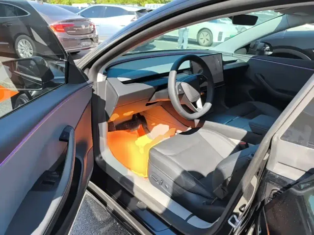Tesla Model 3 — Фото автомобиля 15
