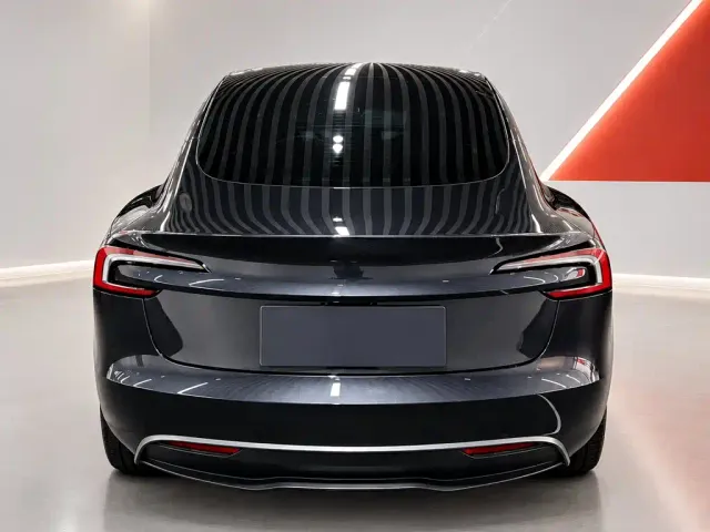 Tesla Model 3 — Фото автомобиля 5