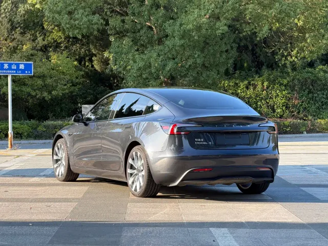 Tesla Model 3 — Фото автомобиля 4