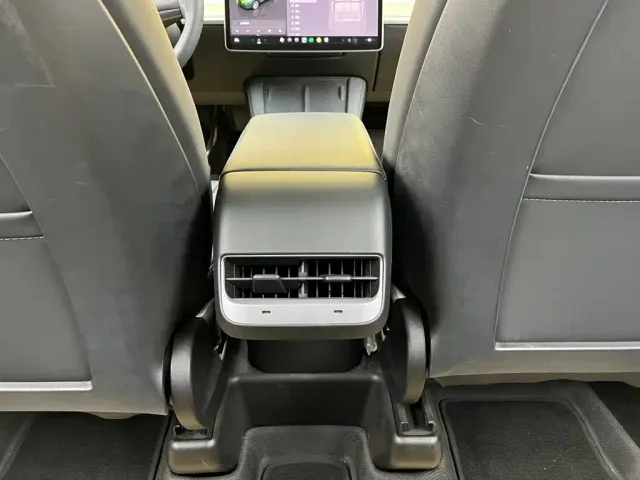Tesla Model Y — Фото автомобиля 30