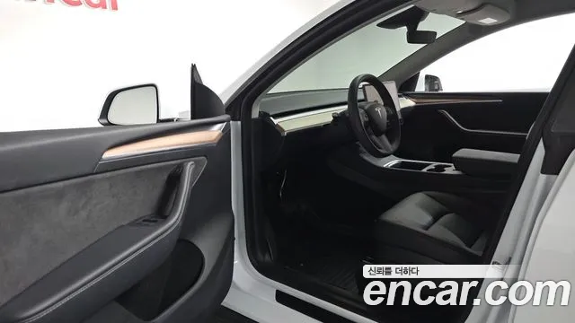 Tesla Model Y — Фото автомобиля 15