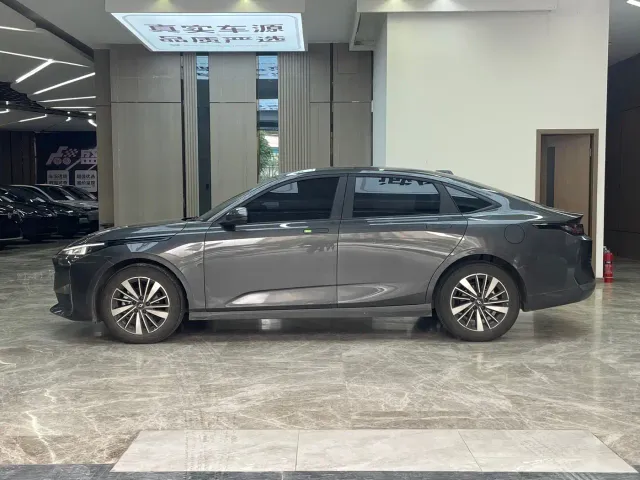 Changan Qiyuan A05 — Фото автомобиля 4