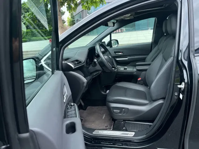 Toyota Sienna — Фото автомобиля 9