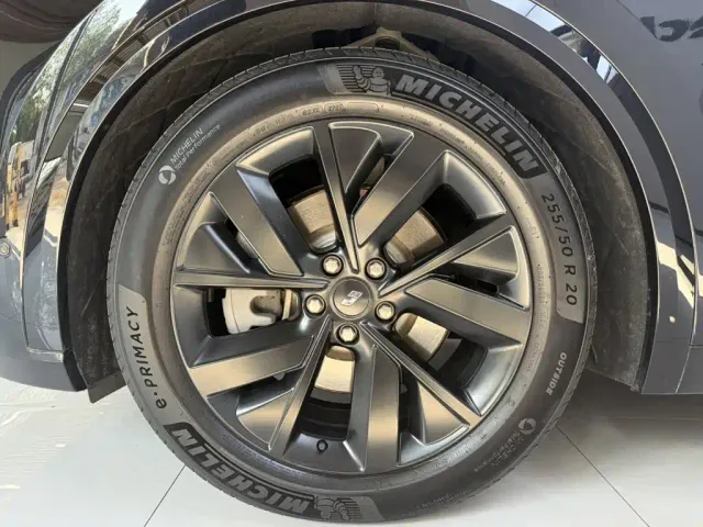 Li Auto L8 — Фото автомобиля 17