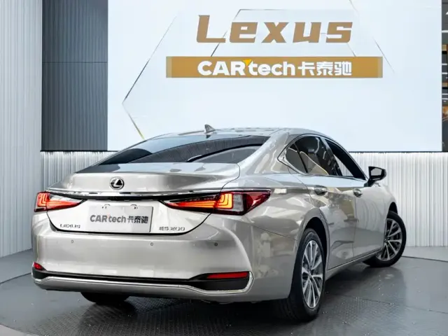 Lexus ES — Фото автомобиля 7