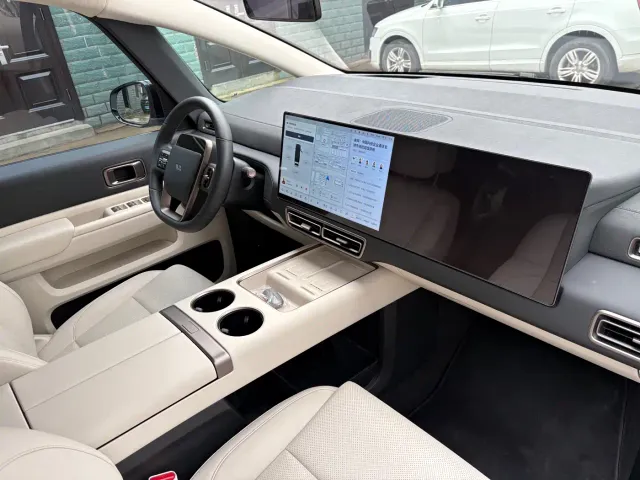 Li Auto MEGA — Фото автомобиля 15