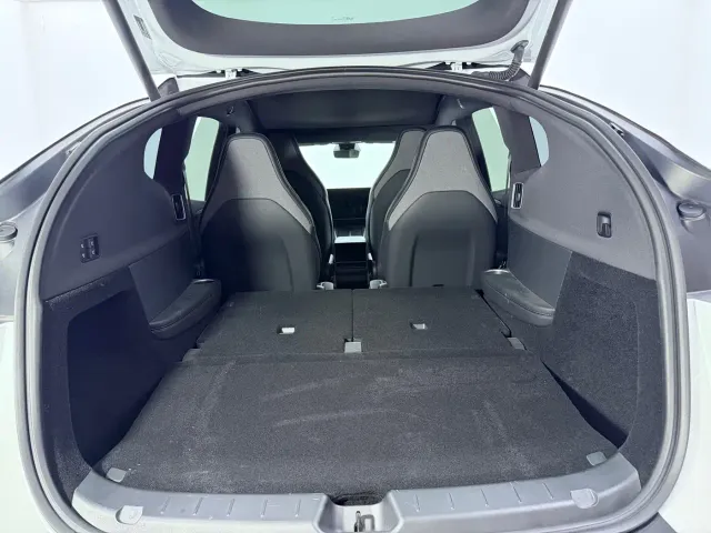 Tesla Model Y L — Фото автомобиля 7