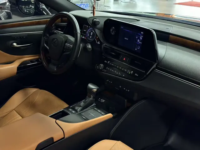 Lexus ES — Фото автомобиля 7