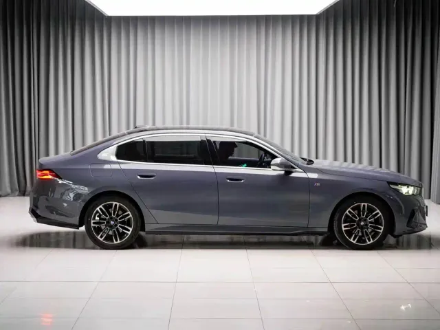 BMW 5 Series — Фото автомобиля 8