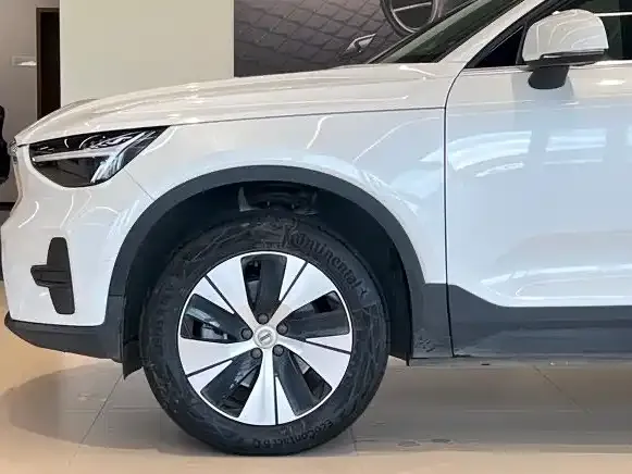 Volvo XC40 — Фото автомобиля 4