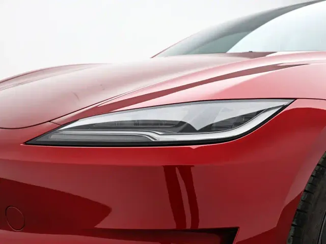 Tesla Model 3 — Фото автомобиля 10