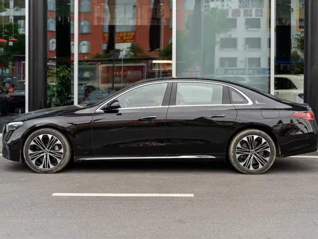 Mercedes-Benz E-Class — Фото автомобиля 4