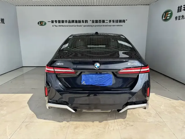 BMW BMW 5 Series 2025 530Li Premium M Sport Package — Фото автомобиля 6