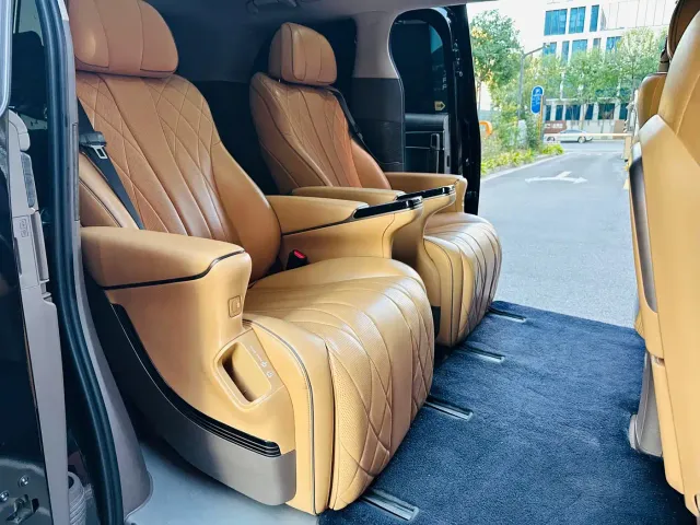 Denza D9 — Фото автомобиля 15