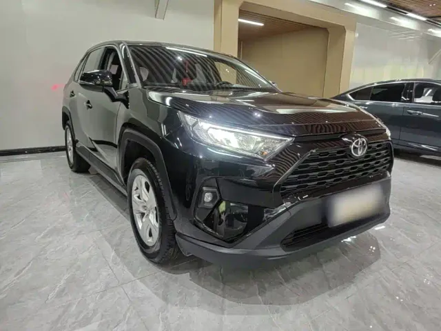Toyota RAV4 — Фото автомобиля 3
