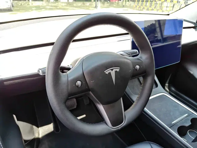 Tesla Model Y — Фото автомобиля 11
