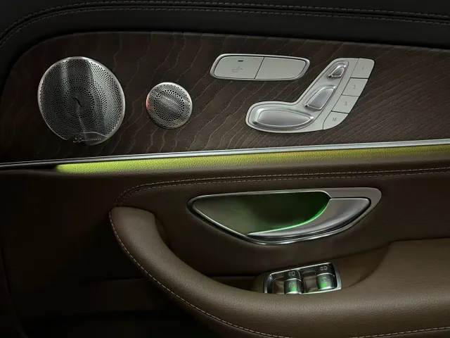 Mercedes-Benz E-Class — Фото автомобиля 21