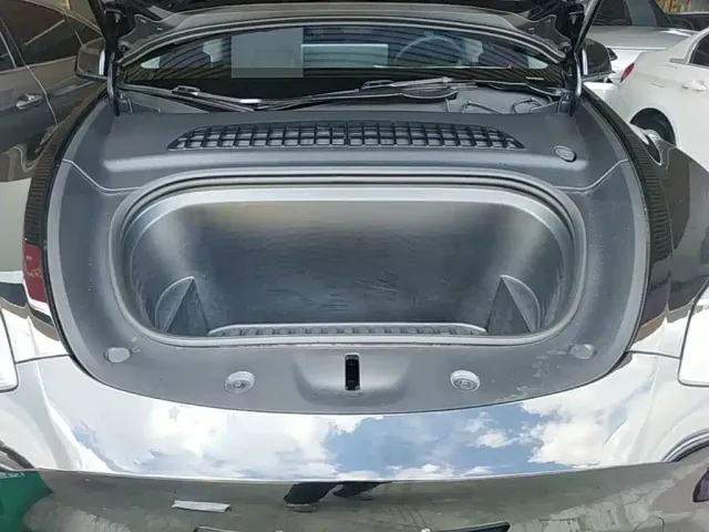 Tesla Model Y — Фото автомобиля 19