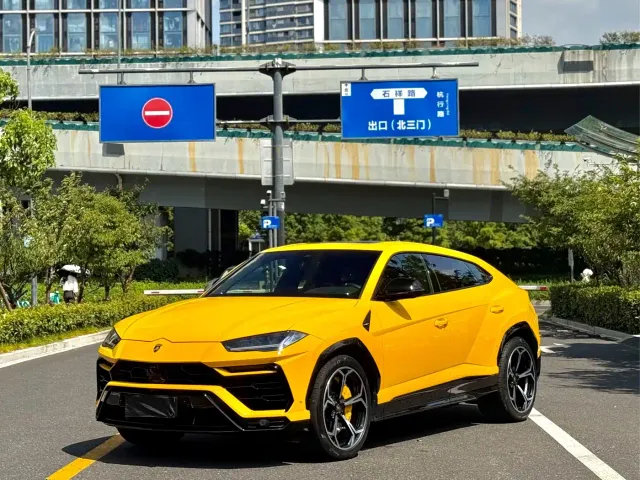 Lamborghini Urus — Фото автомобиля 3