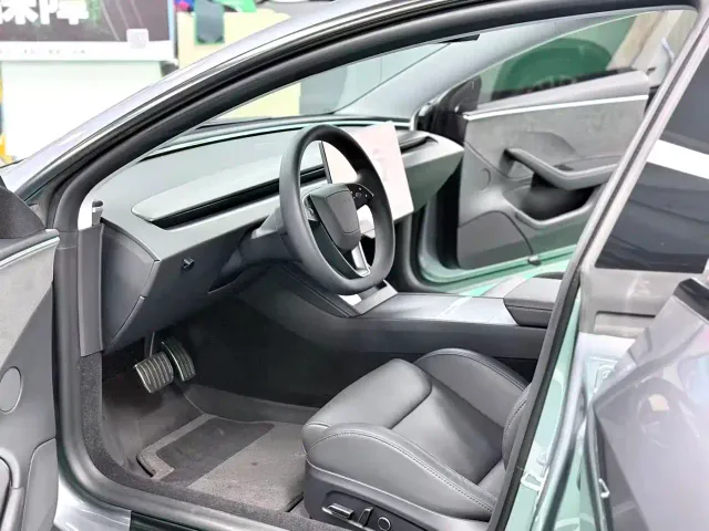 Tesla Model 3 — Фото автомобиля 13