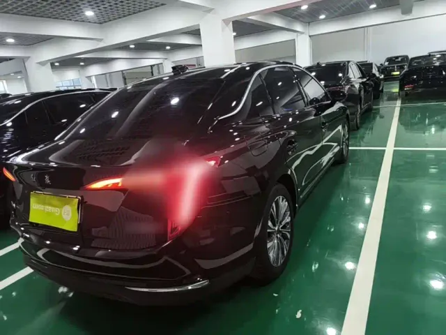 Hongqi E-QM5 — Фото автомобиля 6