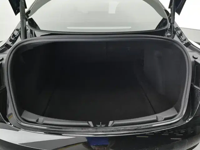 Tesla Model 3 — Фото автомобиля 4
