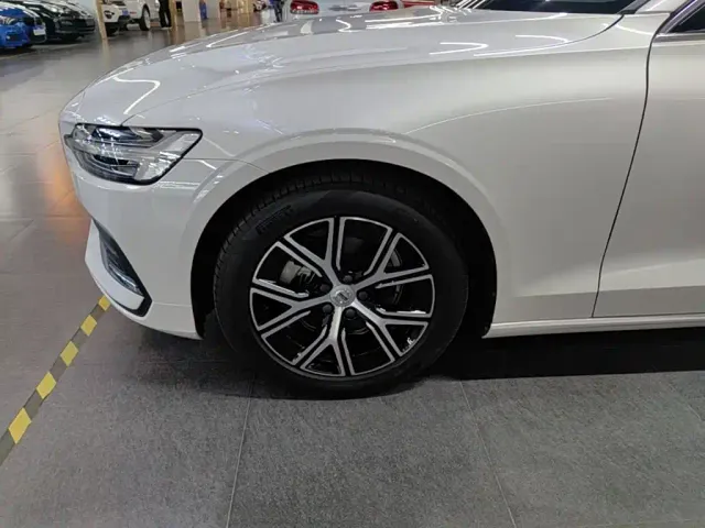Volvo S60 — Фото автомобиля 22