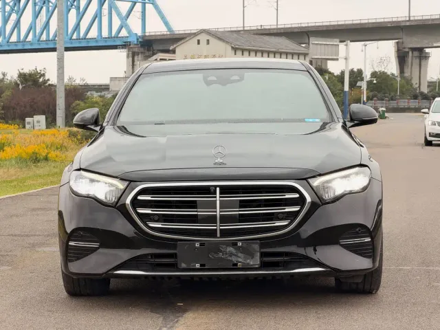 Mercedes-Benz E-Class — Фото автомобиля 2