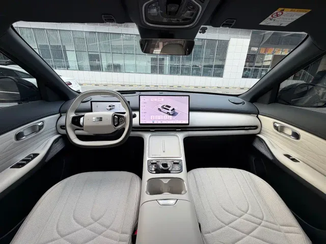 Geely Galaxy Starship 7 EM-i — Фото автомобиля 6