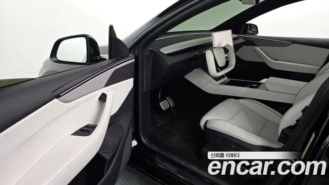 Tesla Model Y — Фото автомобиля 9