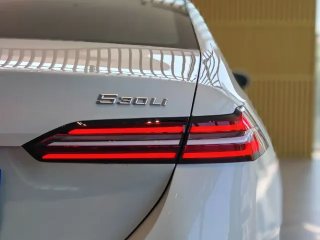 BMW 5 Series — Фото автомобиля 12