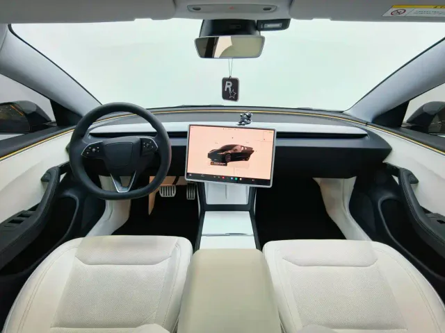 Tesla Model 3 — Фото автомобиля 16